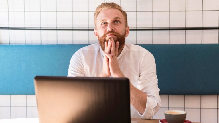 Homme réfléchissant à comment devenir Freelance