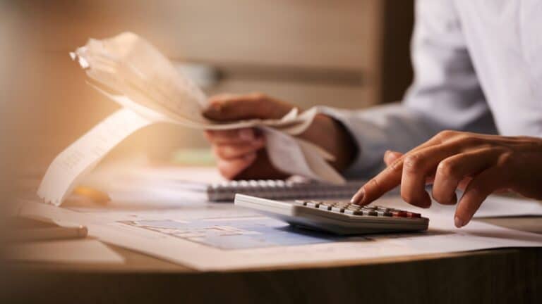Auto-entrepreneur faisant sa déclaration de revenus