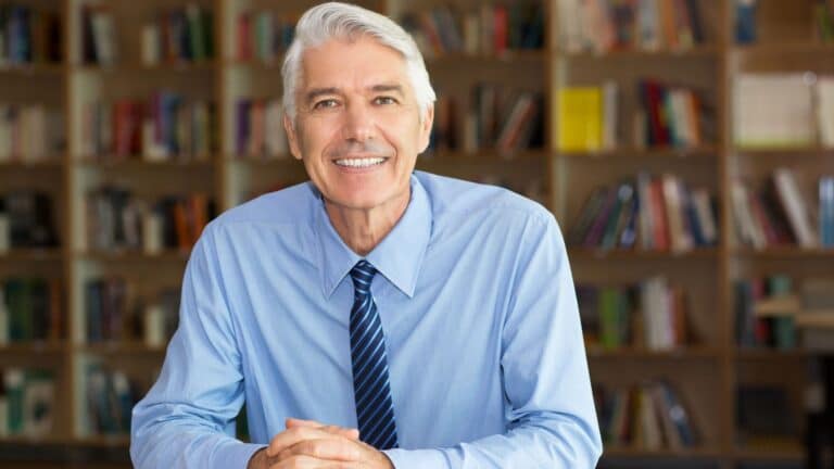 Freelance Senior souriant