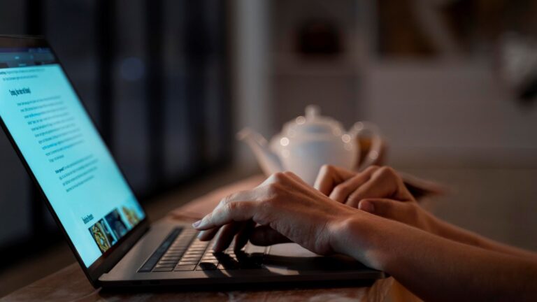 Rédacteur Web travaillant de nuit